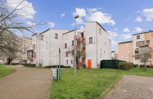 Mantes-la-Jolie Apartment | Budget spacious apart with terrace