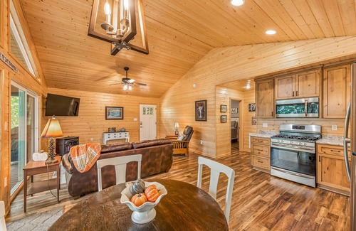 Fort Payne Cabin | Bud’s Place. Romantic getaway. Hot tub