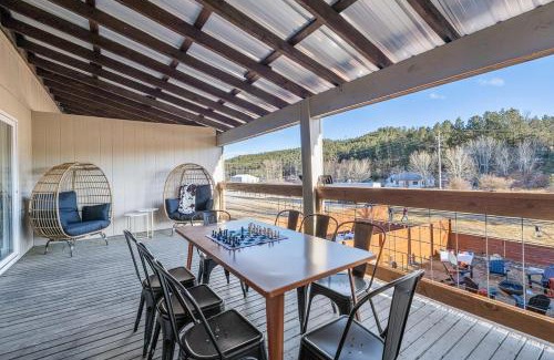 Custer Apartment | Buffalo Ridge - Hot Tub & Walk to Downtown