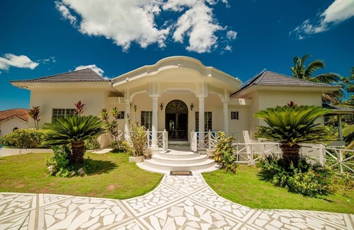 Whitehouse Villa | Buki Ocean View-τρία, 1 B/R, Sleeps 4+, with Chef