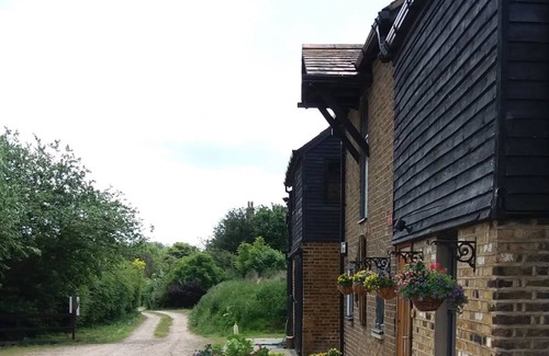 Sittingbourne House | Bulrush Apartment - Perfect for couples and small families