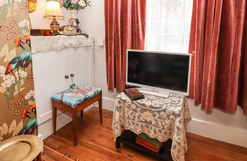 Ospringe Cottage | BUMBLE BEE COTTAGE, pet friendly, with a garden in Faversham