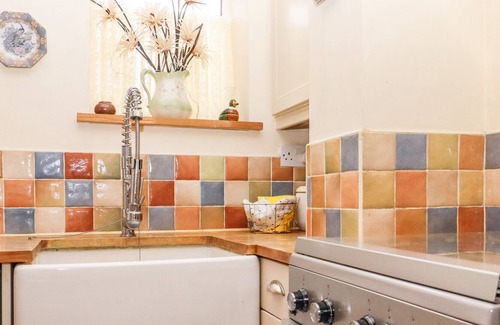 Ospringe Cottage | BUMBLE BEE COTTAGE, pet friendly, with a garden in Faversham