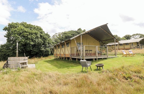 Grampound Cottage | BUMBLE @ STARS & EMBERS GLAMPING, pet friendly in Grampound