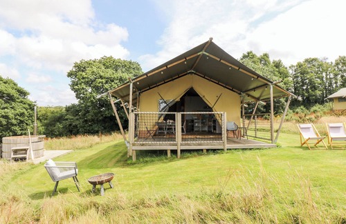 Grampound Cottage | BUMBLE @ STARS & EMBERS GLAMPING, pet friendly in Grampound
