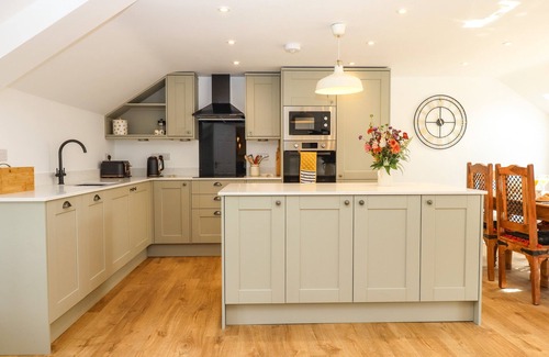 Nynehead Cottage | BUMBLEBEE COTTAGE, family friendly, with a garden in Bradford-On-Tone