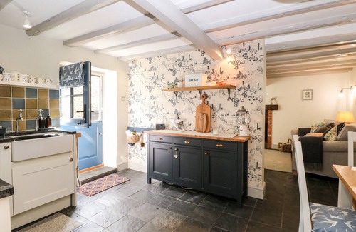 South Creake Cottage | BUMBLEBEE COTTAGE, family friendly, with open fire in Burnham Market