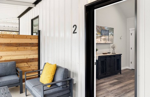 Dennis House | Bungalow 2 @ Barndo Bungalows