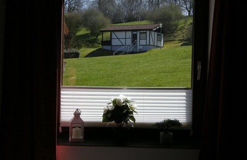 Dipperz House | Bungalow '23' with Shared Garden and Wi-Fi