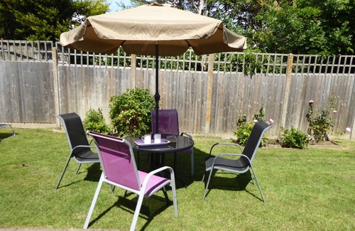 Burmarsh House | Bungalow between main road & dog friendly sandy beach with footpath to seawall