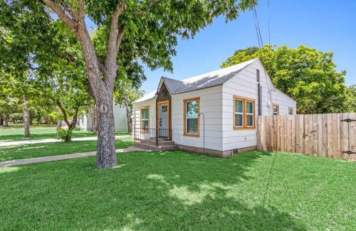 McGregor House | Bungalow Bliss - Large Backyard & Fire Pit