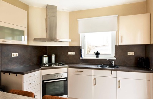 Eernewoude House | Bungalow in Friesland with Private Spa & Sloop