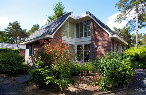 Beekbergen-Zuid House | Bungalow with 2 bedrooms and a Garden