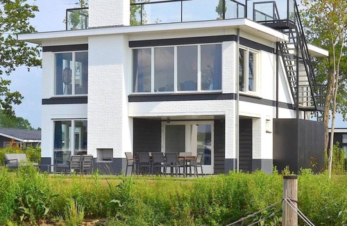 Nijkerk House | Bungalow with 4 bedrooms and a terrace