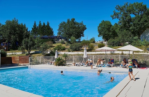 Mauroux House | Bungalow with a terrace on a hill in Dordogne