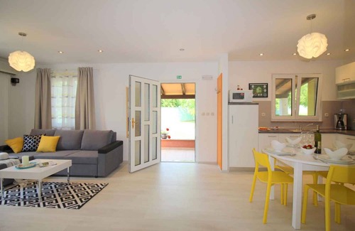 Vrvari House | Bungalow with outdoor pool and air conditioning