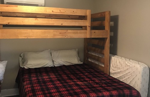 Dover House | Bunk room near Pirates Cove Marina on Kentucky Lake
