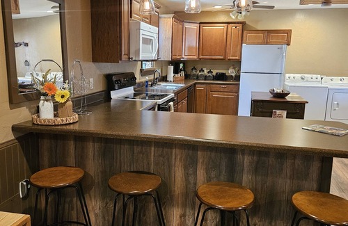 Drury House | Bunkhouse in the Ozarks with access to Creek Pavilion and close to Rockbridge