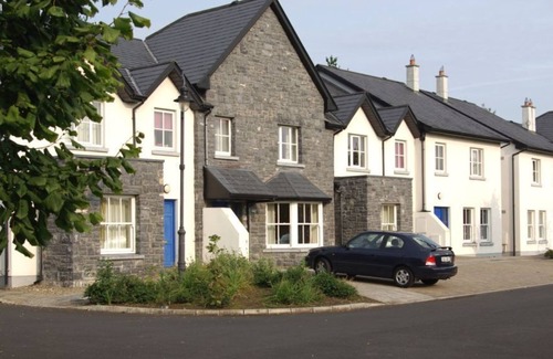 Bunratty Apartment | Bunratty West 4022 - a two story that sleeps 6 guests in 3 bedrooms