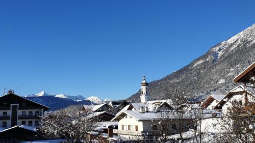 Garmisch-Partenkirchen Apartment | Bunter Hirsch Ferienwohnung im Garmischer Zentrum
