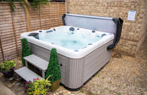 Caister-on-Sea House | Burgess Beach House - Hot Tub - Garden - Pets OK