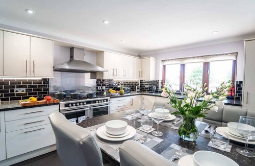 Caister-on-Sea House | Burgess Beach House - Hot Tub - Garden - Pets OK