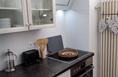 Muldestausee Apartment | BurgK59, 3BR, 6Beds, Tv, Wifi, Kitchen and Bath. 5 min to train station