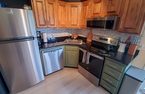 East Burke House | Burke Trailside Condo with King & Full Beds