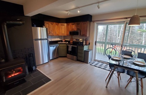 East Burke House | Burke Trailside Condo with King & Full Beds