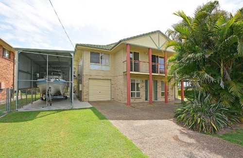 Traviston House | Burrumundi - 100M To Beach - Great Water Views - Deck - Air Con - WiFi - Pool Table
