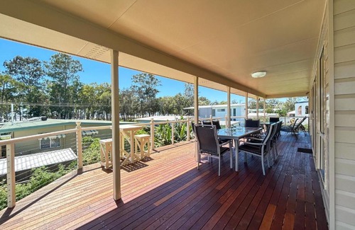 Traviston House | Burrumundi - 100M To Beach - Great Water Views - Deck - Air Con - WiFi - Pool Table