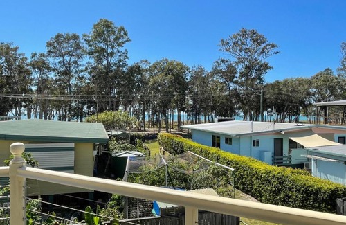 Traviston House | Burrumundi - 100M To Beach - Great Water Views - Deck - Air Con - WiFi - Pool Table