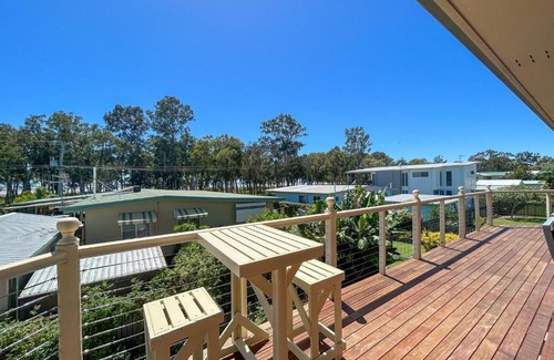 Traviston House | Burrumundi - 100M To Beach - Great Water Views - Deck - Air Con - WiFi - Pool Table