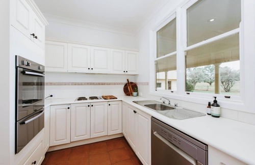 Central Mudgee House | Burrundulla Farmhouse Tranquil Country Allure
