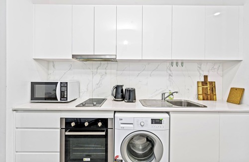 Burwood Apartment | Burwood 1Br apt nearTrain/Shopping street parking