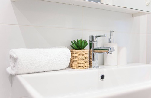 Burwood Apartment | Burwood stunny apt with Parking | Train&Shopping