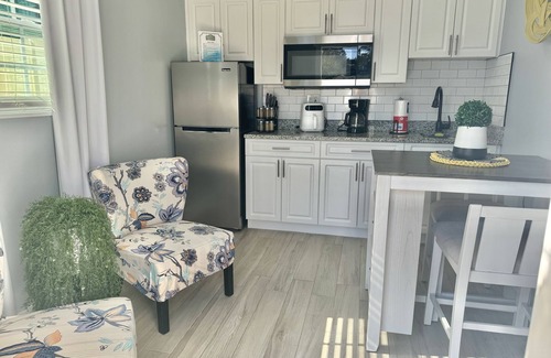 Bearss Plaza House | Busch gardens Bright Modern Tiny Home