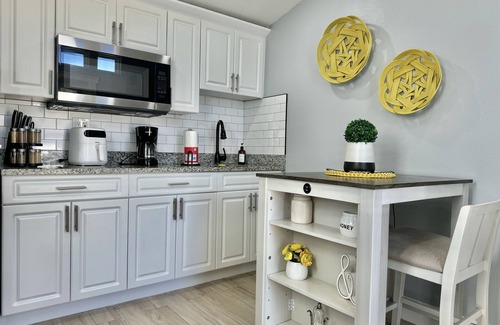 Bearss Plaza House | Busch gardens Bright Modern Tiny Home