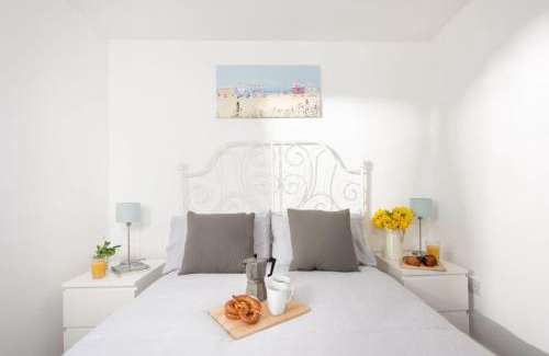Helford Passage Apartment | Bushwood-Beautifully Fitted Wooden Lodge Helston Cornwall