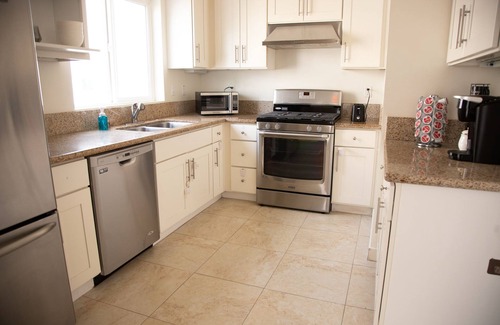 Corona Apartment | Business Traveler’s Haven – 2 Bedrooms, 2 Bathrooms with 1 Office.