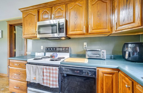 Buskirk House | Buskirk Vacation Rental w/Deck & Putting Green!