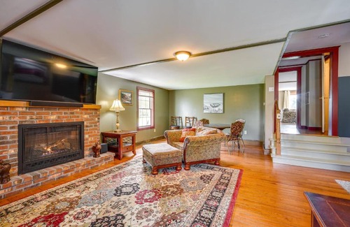 Buskirk House | Buskirk Vacation Rental with Deck and Putting Green!