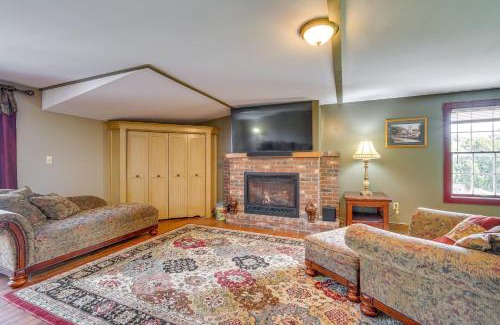 Buskirk House | Buskirk Vacation Rental with Deck and Putting Green!