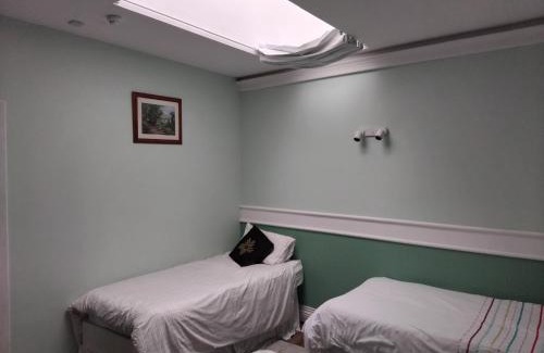 Broadway Bed & Breakfast | Butlers (St Ivers House)