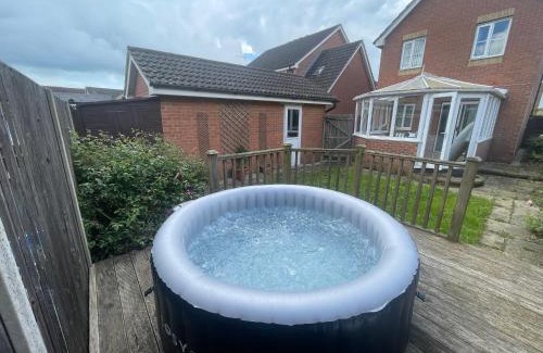 Willesborough House | Butterside House - Spacious Retreat with Hot Tub