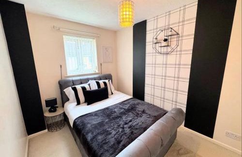 Willesborough House | Butterside House - Spacious Retreat with Hot Tub