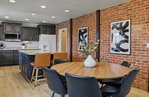 Northridge House | Buy 4 get 5th free-The Homebody Club- Sleeps 16, Xbox, Poker, 6 Bed