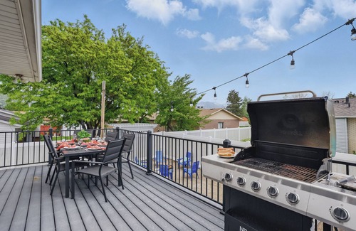 Northridge House | Buy 4 get 5th free-The Homebody Club- Sleeps 16, Xbox, Poker, 6 Bed