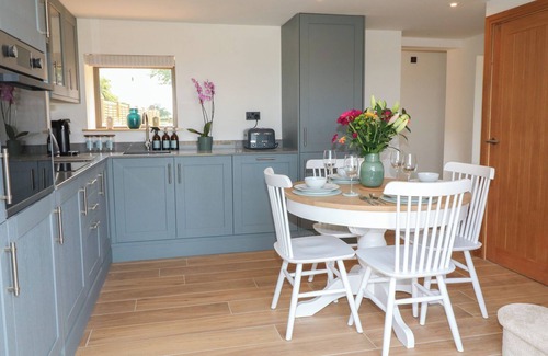 Metheringham House | BUZZARD BARN, pet friendly, luxury holiday cottage in Woodhall Spa