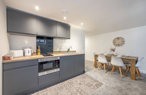 Bradford Apartment | Bv Large Navy Blue Diamond Suites Apt